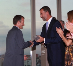 Don Felipe hace entrega del Premio Nacional de Diseño en la Categoría Empresas a Xavier Costa, director general de Lékué